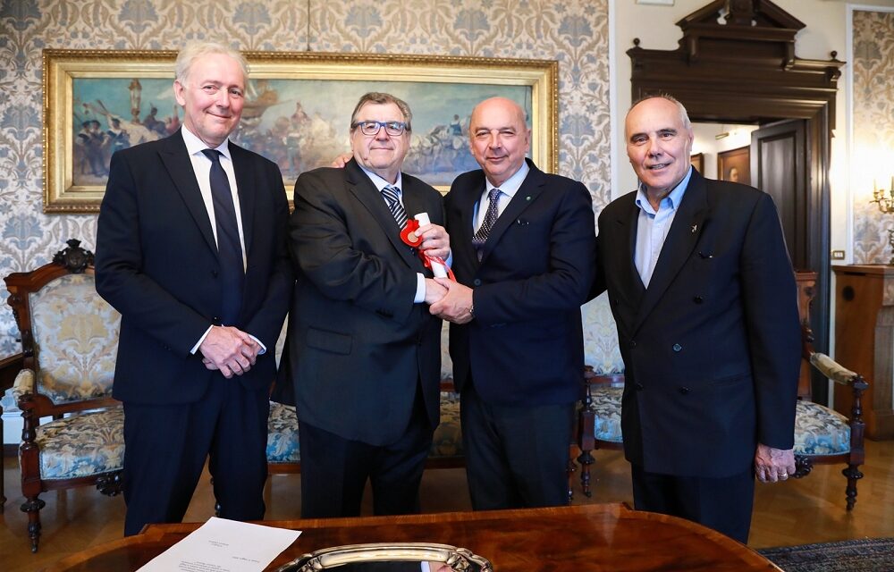 NEL SALOTTO AZZURRO DEL MUNICIPIO IL SINDACO HA CONFERITO UN RICONOSCIMENTO A CLAUDIO PIUCA, DIRETTORE DEL CENTRO MARENZI, PER LA BENEMERITA ATTIVITÀ SVOLTA A FAVORE DEGLI ANZIANI
