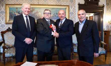 NEL SALOTTO AZZURRO DEL MUNICIPIO IL SINDACO HA CONFERITO UN RICONOSCIMENTO A CLAUDIO PIUCA, DIRETTORE DEL CENTRO MARENZI, PER LA BENEMERITA ATTIVITÀ SVOLTA A FAVORE DEGLI ANZIANI