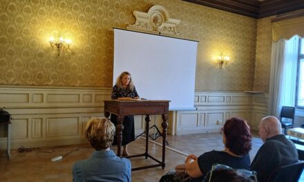 IN SCENA MARTEDÌ 13 MAGGIO, NELLA SALA DEL CONSIGLIO DEL PALAZZO DELLE POSTE DI TRIESTE, IL QUARTO APPUNTAMENTO CON TEATRO FORUM