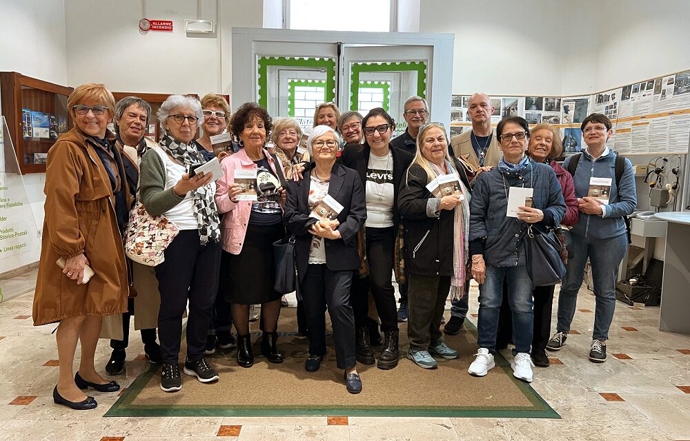 POSTE ITALIANE: CONTINUANO LE VISITE GUIDATE ALLA MOSTRA “MEMORIE SCOLPITE: VIAGGIO TRA I MONUMENTI CHE RICORDANO I CADUTI, ATTRAVERSO CARTOLINE, FRANCOBOLLI E CIMELI DI GUERRA”
