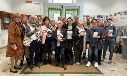 POSTE ITALIANE: CONTINUANO LE VISITE GUIDATE ALLA MOSTRA “MEMORIE SCOLPITE: VIAGGIO TRA I MONUMENTI CHE RICORDANO I CADUTI, ATTRAVERSO CARTOLINE, FRANCOBOLLI E CIMELI DI GUERRA”