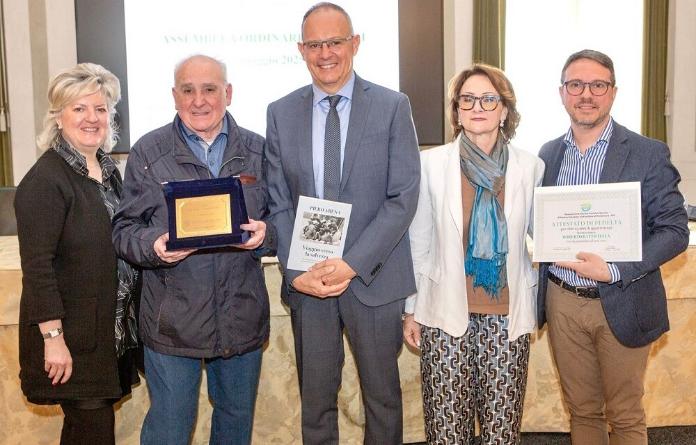 L’ASSEMBLEA DELLA STORICA SOCIETÀ OPERAIA DI PORDENONE RIBADISCE IL CONCETTO DI “SOLIDARIETÀ” E L’IMPEGNO PER LA COMUNITÀ, PREMIANDO LA FEDELTÀ DEI SOCI