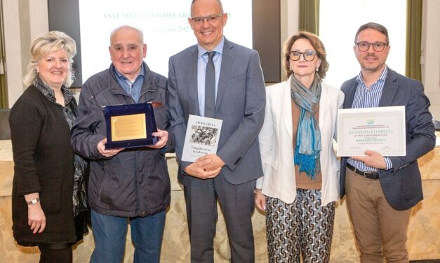 L’ASSEMBLEA DELLA STORICA SOCIETÀ OPERAIA DI PORDENONE RIBADISCE IL CONCETTO DI “SOLIDARIETÀ” E L’IMPEGNO PER LA COMUNITÀ, PREMIANDO LA FEDELTÀ DEI SOCI