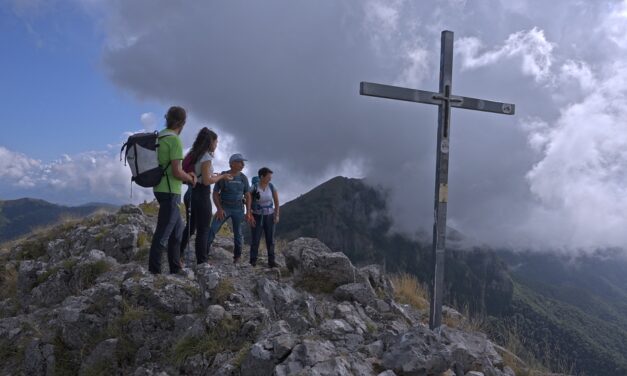 Tra natura e quota: Giovanni Storti sopravvive alle Alpi Apuane: Il documentario di Giorgia Lorenzato e Manuel Zarpellon arriva a Pordenone per l’anteprima regionale