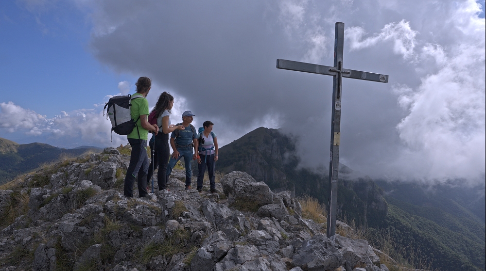 Tra natura e quota: Giovanni Storti sopravvive alle Alpi Apuane: Il documentario di Giorgia Lorenzato e Manuel Zarpellon arriva a Pordenone per l’anteprima regionale