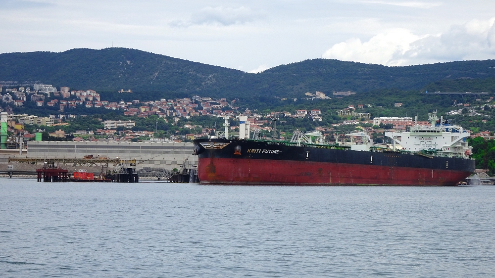 SIOT: LA PRIMA PETROLIERA SUEZMAX HA ATTRACCATO AL TERMINALE MARINO