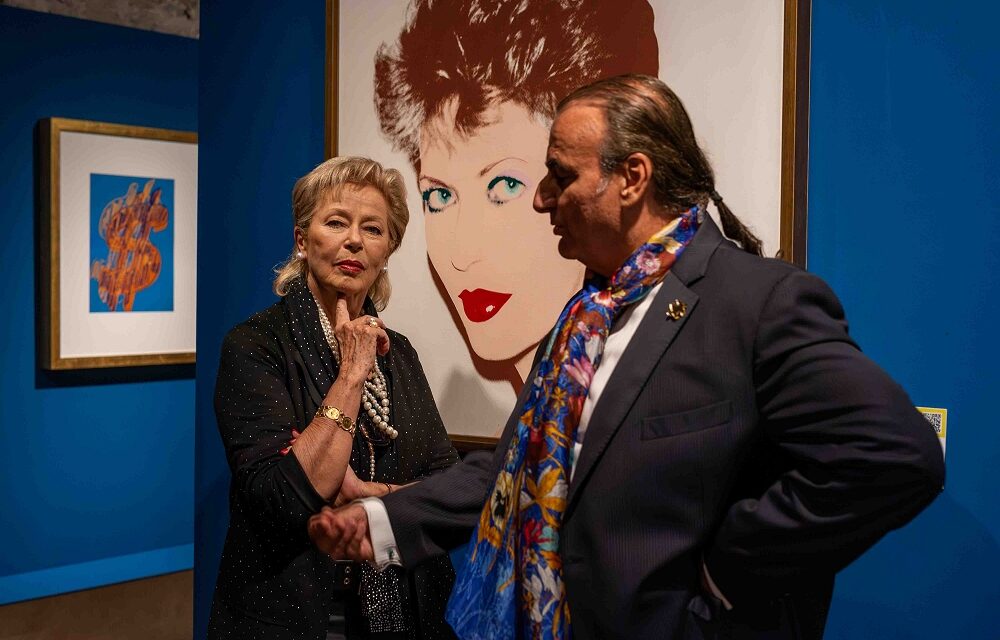 REGINA SCHRECKER, AMICA E MUSA DI WARHOL, IN VISITA A SORPRESA, A BELLUNO ALLA MOSTRA DEDICATA AL MAESTRO DELLA POP ART
