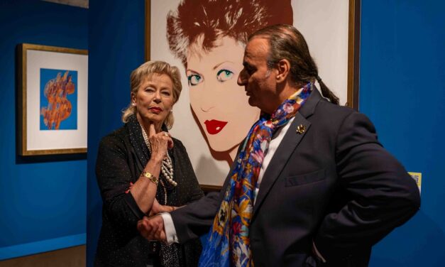 REGINA SCHRECKER, AMICA E MUSA DI WARHOL, IN VISITA A SORPRESA, A BELLUNO ALLA MOSTRA DEDICATA AL MAESTRO DELLA POP ART