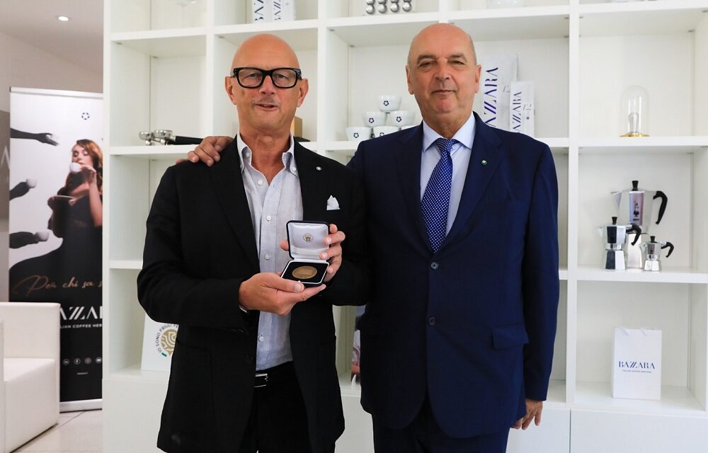 IL SINDACO DIPIAZZA HA CONFERITO LA MEDAGLIA BRONZEA DELLA CITTÀ DI TRIESTE A FRANCO BAZZARA, PRESIDENTE DELL’OMONIMA DITTA, IN OCCASIONE DELLA CELEBRAZIONE DEL SUO MEZZO SECOLO DI ATTIVITÀ NEL MONDO DEL CAFFÈ