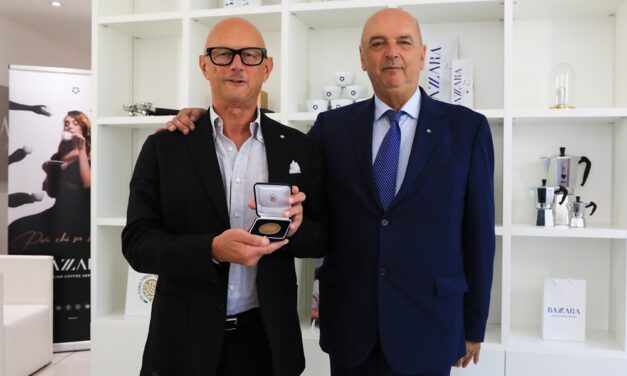 IL SINDACO DIPIAZZA HA CONFERITO LA MEDAGLIA BRONZEA DELLA CITTÀ DI TRIESTE A FRANCO BAZZARA, PRESIDENTE DELL’OMONIMA DITTA, IN OCCASIONE DELLA CELEBRAZIONE DEL SUO MEZZO SECOLO DI ATTIVITÀ NEL MONDO DEL CAFFÈ