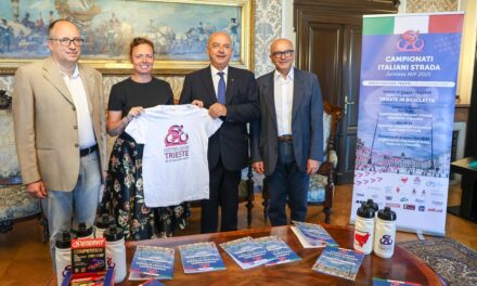 PRESENTATI I CAMPIONATI ITALIANI JUNIORES DI CICLISMO SU STRADA CHE SI TERRANNO A TRIESTE IL 21 E 22 GIUGNO PROSSIMI E LE INIZIATIVE COLLATERALI CHE ARRICCHIRANNO L’INTERO WEEKEND DEDICATO ALLE DUE RUOTE