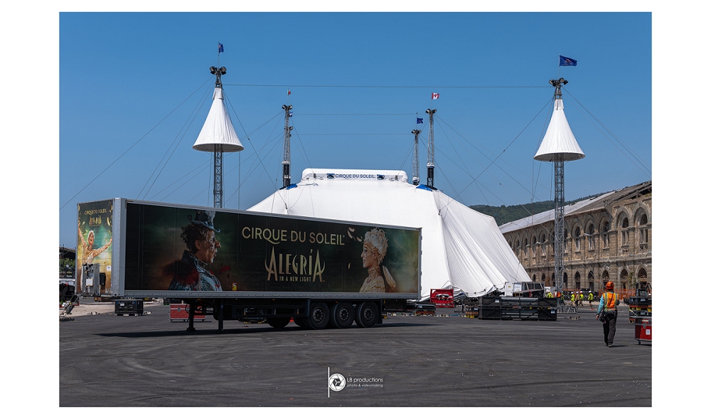 E IL MAGICO TENDONE, IL SOLENNE “GRAND CHAPITEAU” DEL “CIRQUE DU SOLEIL” SI E’ LEVATO AL CIELO OGGI A TRIESTE