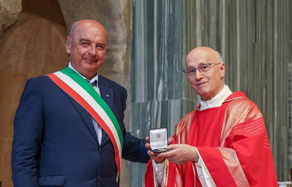 IL SINDACO ROBERTO DIPIAZZA HA CONFERITO LA MEDAGLIA BRONZEA A DON CARLO GAMBERONI, CANONICO DELLA CATTEDRALE DI SAN GIUSTO, IN OCCASIONE DEL 50° ANNIVERSARIO DI ORDINAZIONE SACERDOTALE