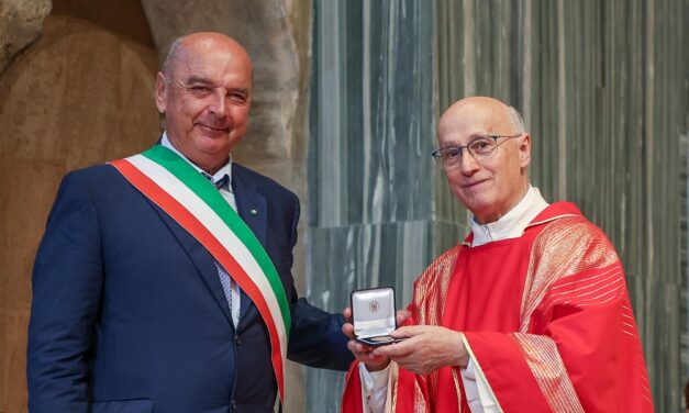 IL SINDACO ROBERTO DIPIAZZA HA CONFERITO LA MEDAGLIA BRONZEA A DON CARLO GAMBERONI, CANONICO DELLA CATTEDRALE DI SAN GIUSTO, IN OCCASIONE DEL 50° ANNIVERSARIO DI ORDINAZIONE SACERDOTALE