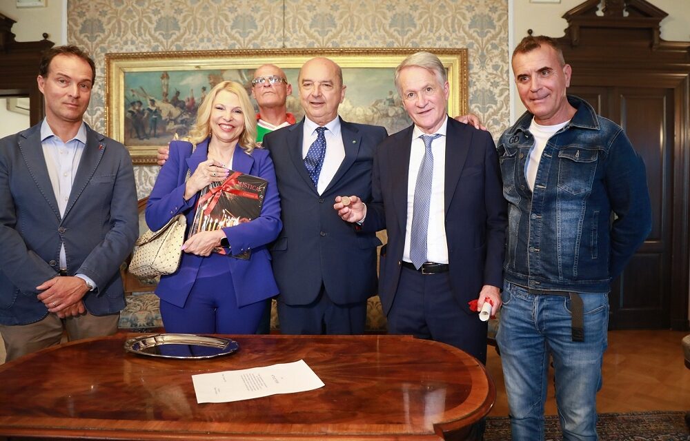 IL SINDACO ROBERTO DIPIAZZA HA CONFERITO IL SIGILLO BRONZEO AD ATTILIO TESSER
