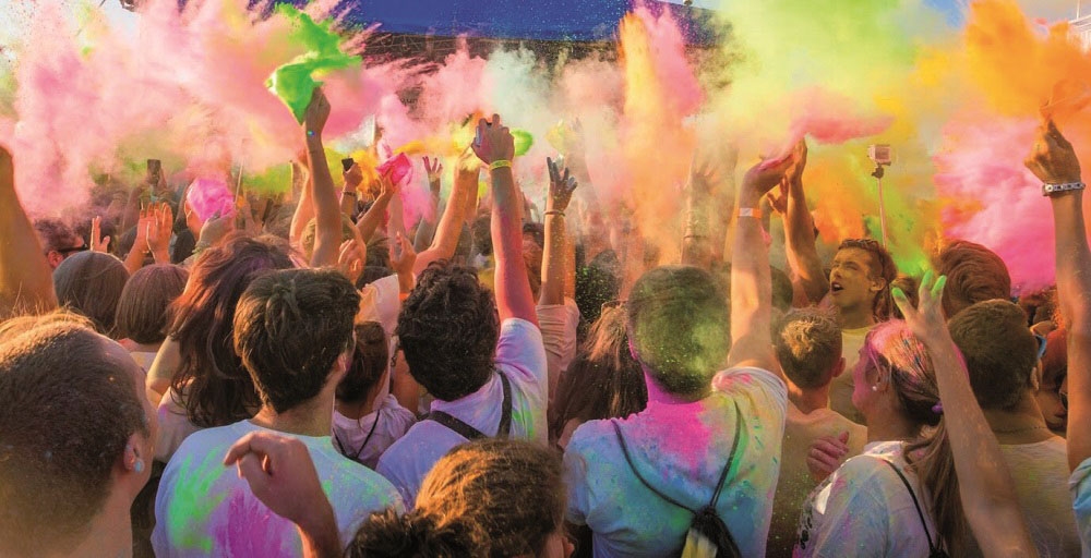 HOLI, IL FESTIVAL DEI COLORI A ROMANO D’EZZELINO INFIAMMA L’ESTATE VICENTINA