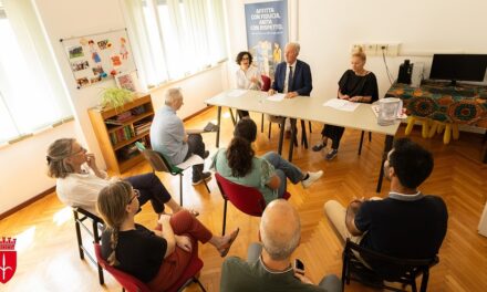 PRESENTATO IL PROGETTO LGNET3 CHE INTENDE AGEVOLARE UN GRADUALE PERCORSO VERSO L’AUTONOMIA ABITATIVA PER I CITTADINI DI PAESI TERZI REGOLARMENTE SOGGIORNANTI E SCOPERTA LA TARGA RECANTE I LOGHI DELLO STESSO