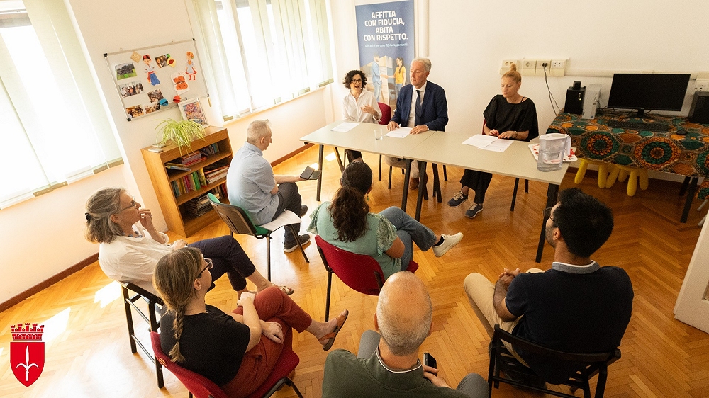 PRESENTATO IL PROGETTO LGNET3 CHE INTENDE AGEVOLARE UN GRADUALE PERCORSO VERSO L’AUTONOMIA ABITATIVA PER I CITTADINI DI PAESI TERZI REGOLARMENTE SOGGIORNANTI E SCOPERTA LA TARGA RECANTE I LOGHI DELLO STESSO