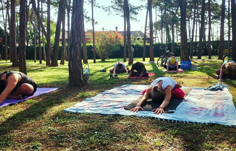 Yoga, Nordic Walking, Forest Bathing e Camminata Metabolica: torna il ricco programma di attività gratuite della Società Lignano Pineta per la stagione 2025