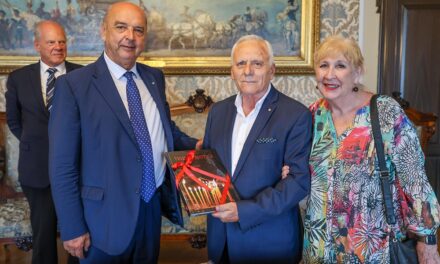 NEL SALOTTO AZZURRO DEL MUNICIPIO IL SINDACO HA RICEVUTO FELICE MONTRONE, CAVALIERE DELL’ORDINE DELLA REPUBBLICA ITALIANA, INSIGNITO DELLA MEDAGLIA DELL’ORDINE DELL’AUSTRALIA