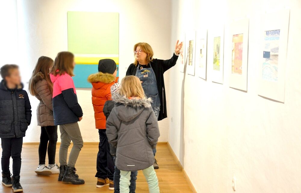Al via domenica 8 giugno con Jasna Merkù al Magazzino 26 del Porto Vecchio di Trieste i laboratori condotti dagli artisti partecipanti alla mostra “OPEN. Confini di luce per un mondo di pace”