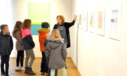 Al via domenica 8 giugno con Jasna Merkù al Magazzino 26 del Porto Vecchio di Trieste i laboratori condotti dagli artisti partecipanti alla mostra “OPEN. Confini di luce per un mondo di pace”