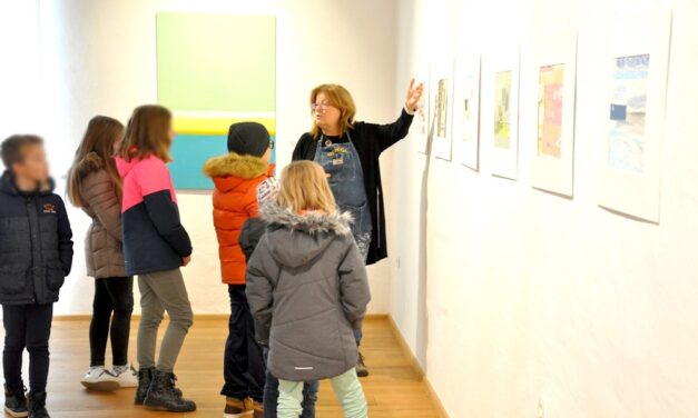 Al via domenica 8 giugno con Jasna Merkù al Magazzino 26 del Porto Vecchio di Trieste i laboratori condotti dagli artisti partecipanti alla mostra “OPEN. Confini di luce per un mondo di pace”