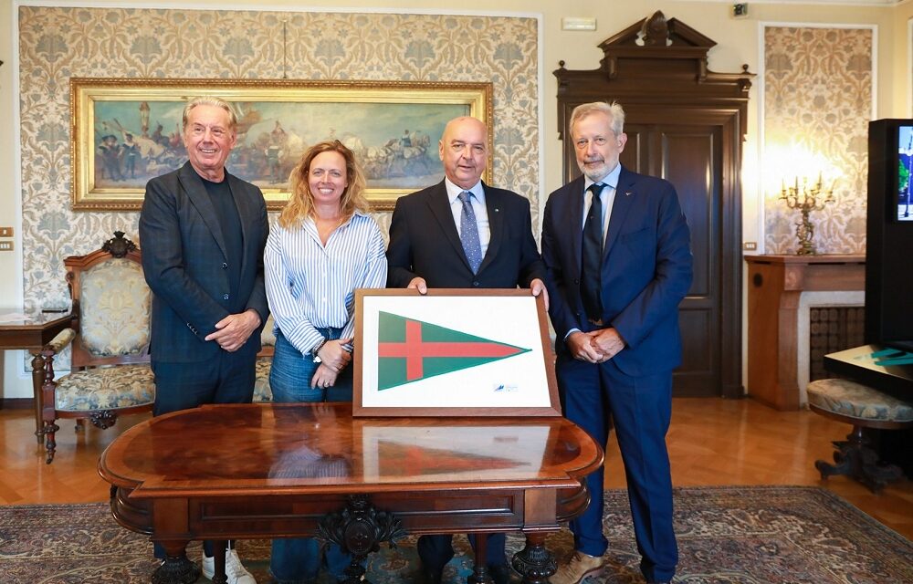 PRESENTATO ALLA PRESENZA DEL SINDACO, ROBERTO DIPIAZZA E DELL’ASSESSORE ALLO SPORT, ELISA LODI IL MELGES WORLD CHAMPIONSHIP 2025, 27ª EDIZIONE DEL PIÙ IMPORTANTE EVENTO VELICO CON FORMULA “ONE DESIGN”
