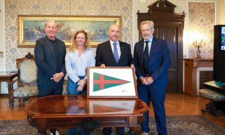 PRESENTATO ALLA PRESENZA DEL SINDACO, ROBERTO DIPIAZZA E DELL’ASSESSORE ALLO SPORT, ELISA LODI IL MELGES WORLD CHAMPIONSHIP 2025, 27ª EDIZIONE DEL PIÙ IMPORTANTE EVENTO VELICO CON FORMULA “ONE DESIGN”