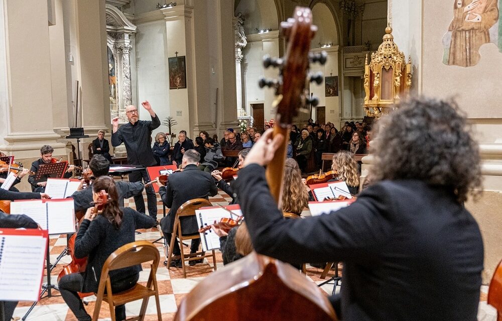 NEL CONCERTO “ASCOLTI OLTRE” IL DIRETTORE BEN PALMER GUIDA L’ORCHESTRA DI PORDENONE TRA LE SFUMATURE DEL NOVECENTO IN MUSICA