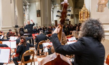 NEL CONCERTO “ASCOLTI OLTRE” IL DIRETTORE BEN PALMER GUIDA L’ORCHESTRA DI PORDENONE TRA LE SFUMATURE DEL NOVECENTO IN MUSICA