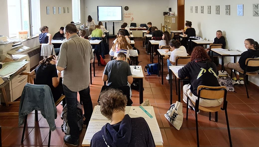 La scrittura a mano torna in classe: il Friuli Venezia Giulia riconosce lo Scriptorium Foroiuliense come scuola di formazione la nuova figura professionale di Tecnico del segno