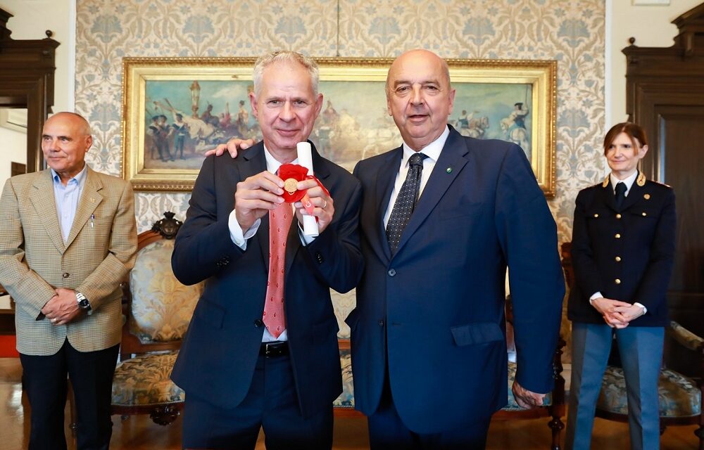 IL SINDACO ROBERTO DIPIAZZA HA CONSEGNATO UN RICONOSCIMENTO AL VICE QUESTORE DELLA POLIZIA DI STATO, MICHELE VECCHIET, IN QUIESCENZA DOPO 40 ANNI DI ONORATO SERVIZIO