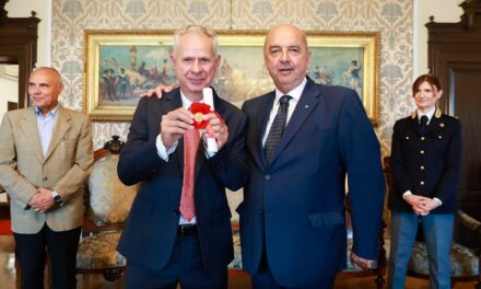 IL SINDACO ROBERTO DIPIAZZA HA CONSEGNATO UN RICONOSCIMENTO AL VICE QUESTORE DELLA POLIZIA DI STATO, MICHELE VECCHIET, IN QUIESCENZA DOPO 40 ANNI DI ONORATO SERVIZIO