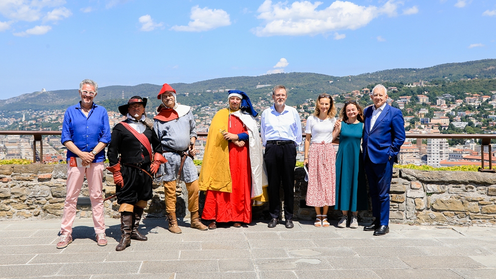 PRESENTATE LE EDIZIONI 2025 DE “LE STAGIONI DELLE ARMI” CHE SI SVOLGERÀ NEI FINE SETTIMANA AL CASTELLO DI SAN GIUSTO DA SABATO 26 LUGLIO A DOMENICA 14 SETTEMBRE E DI “LEGIOMANIA”, IN PROGRAMMA DA VENERDÌ 19 A DOMENICA 21 SETTEMBRE NEL GIARDINO DEL MUSEO D’ANTICHITÀ “J.J. WINCKELMANN”