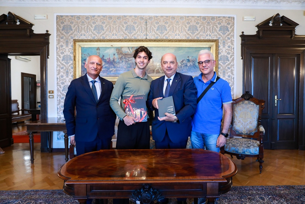 IL SINDACO HA RICEVUTO MARCO ANGOTTI, GIOVANE TRIESTINO LAUREATOSI A FIRENZE CON UNA TESI SU “TRIESTE E FVG, IDENTITÀ, TERRITORIO E DESIGN”