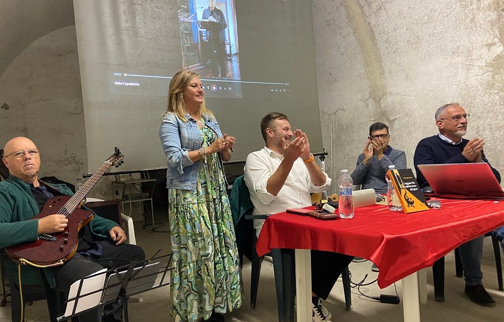 Grande successo per il terzo appuntamento di Atmosfere Letterarie alla Kleine Berlin: protagonista Febo Ulderico della Torre di Valsassina con L’agguerrita indifferenza del Geco