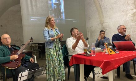 Grande successo per il terzo appuntamento di Atmosfere Letterarie alla Kleine Berlin: protagonista Febo Ulderico della Torre di Valsassina con L’agguerrita indifferenza del Geco