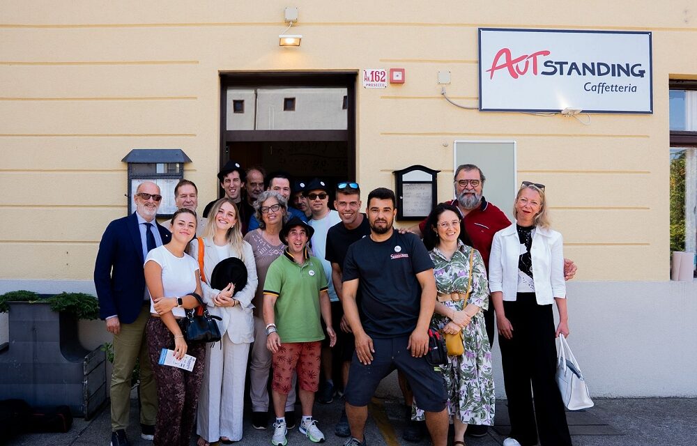 Solidarietà Trieste ETS e Edilimpianti Trieste a sostegno di AUTstanding: grazie alle due realtà, sostituito il portoncino del locale di Prosecco, dove lavorano persone con disabilità intellettiva, danneggiato dai ladri