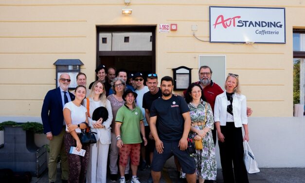 Solidarietà Trieste ETS e Edilimpianti Trieste a sostegno di AUTstanding: grazie alle due realtà, sostituito il portoncino del locale di Prosecco, dove lavorano persone con disabilità intellettiva, danneggiato dai ladri