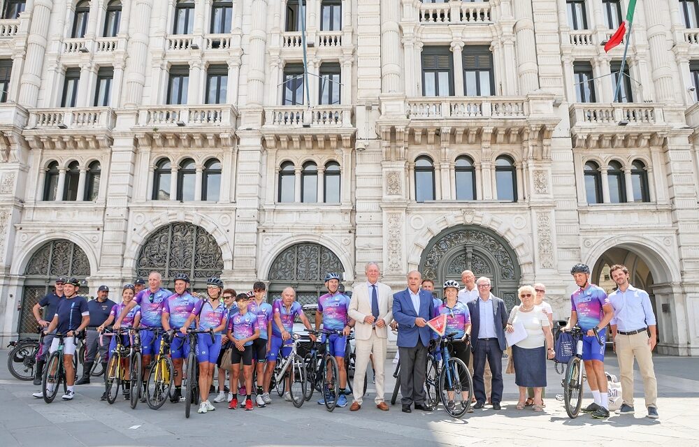IL SINDACO HA ACCOLTO IN PIAZZA UNITÀ UNA DELEGAZIONE DI PARTECIPANTI ALL’INIZIATIVA “PEDALANDO VERSO NORD-EST”, PER SENSIBILIZZARE SU PARKINSON E MALATTIE DEGENERATIVE