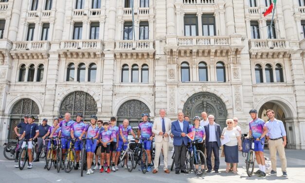 IL SINDACO HA ACCOLTO IN PIAZZA UNITÀ UNA DELEGAZIONE DI PARTECIPANTI ALL’INIZIATIVA “PEDALANDO VERSO NORD-EST”, PER SENSIBILIZZARE SU PARKINSON E MALATTIE DEGENERATIVE