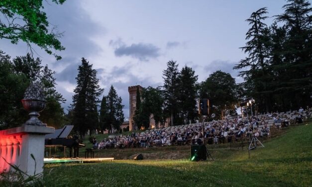 PER IL “COSÌ FAN TUTTE” DI MOZART, IL PICCOLO OPERA FESTIVAL PROPONE UN TEATRO DI VERZURA E UN TUFFO NEL TEMPO FINO AL 1968