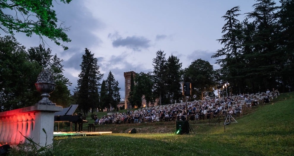 PER IL “COSÌ FAN TUTTE” DI MOZART, IL PICCOLO OPERA FESTIVAL PROPONE UN TEATRO DI VERZURA E UN TUFFO NEL TEMPO FINO AL 1968