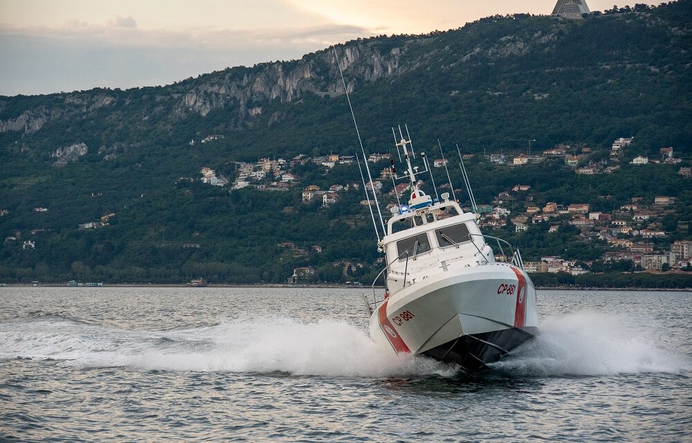 LA GUARDIA COSTIERA DI TRIESTECOORDINA IL SOCCORSO AD UN NATANTE IN DIFFICOLTA’IN PROSSIMITA’ DEL CONFINE MARITTIMO ITALO-SLOVENO