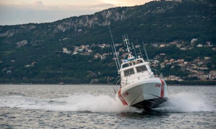 LA GUARDIA COSTIERA DI TRIESTECOORDINA IL SOCCORSO AD UN NATANTE IN DIFFICOLTA’IN PROSSIMITA’ DEL CONFINE MARITTIMO ITALO-SLOVENO