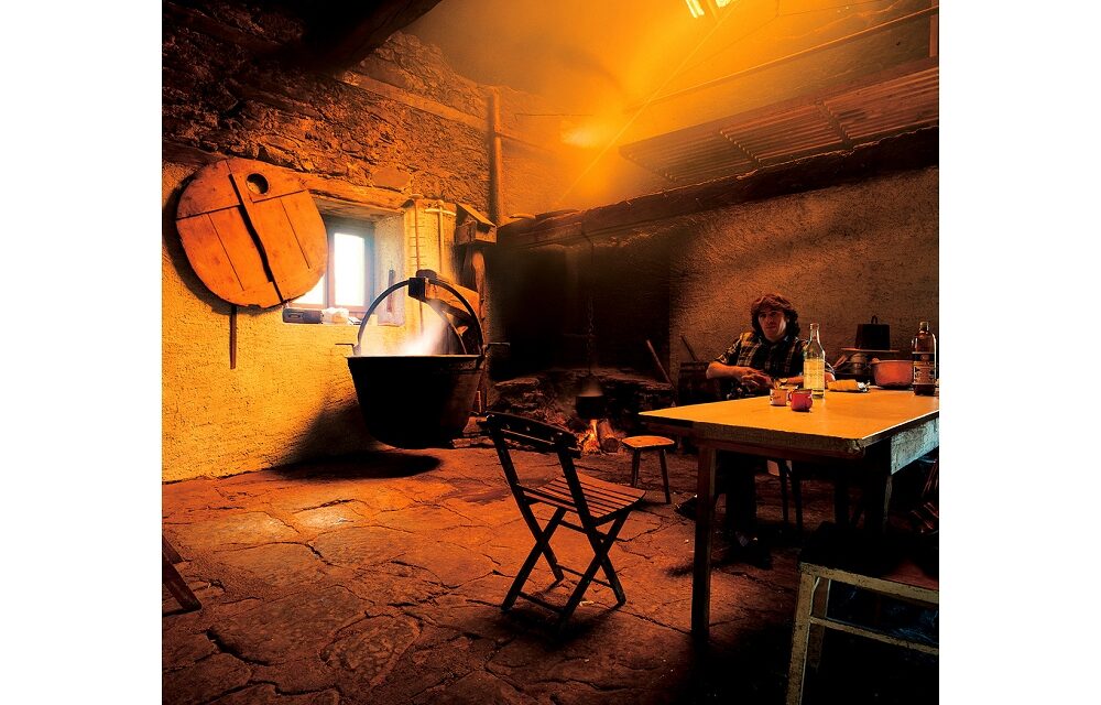 Al Museo Etnografico Palazzo Veneziano di Malborghetto la mostra fotografica di Ulderica Da Pozzo “Passaggi – Sul fil dal timp”