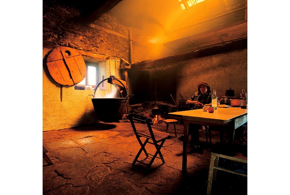 Al Museo Etnografico Palazzo Veneziano di Malborghetto la mostra fotografica di Ulderica Da Pozzo “Passaggi – Sul fil dal timp”