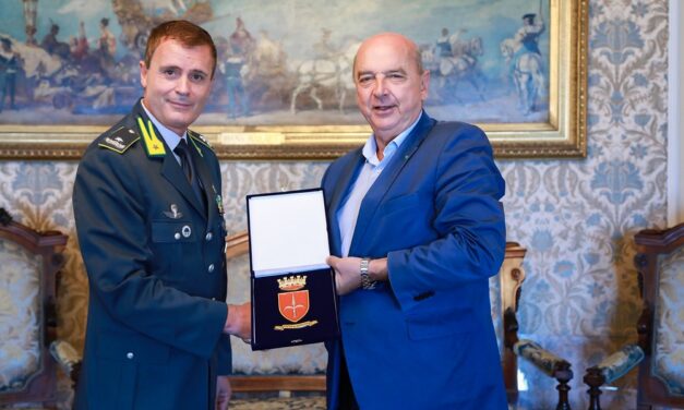 IL SINDACO ROBERTO DIPIAZZA HA RICEVUTO IN MUNICIPIO IL GENERALE STEFANO COMMENTUCCI, NUOVO COMANDANTE PROVINCIALE DELLA GUARDIA DI FINANZA