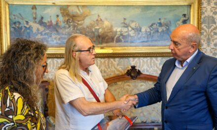 NEL SALOTTO AZZURRO DEL MUNICIPIO IL SINDACO HA RICEVUTO TOMMASO BIANCHI, UNO DEGLI AUTORI DEL VOLUME REALIZZATO IN OCCASIONE DEL 50° ANNIVERSARIO DEL GRUPPO ECUMENICO TRIESTINO